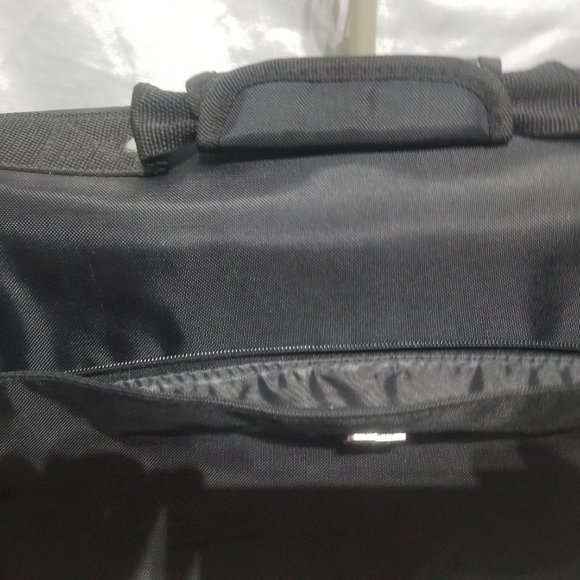 Solo Carrying Case Briefcase for 16" Notebook -Black Used/ Like New - Picture 4 of 16